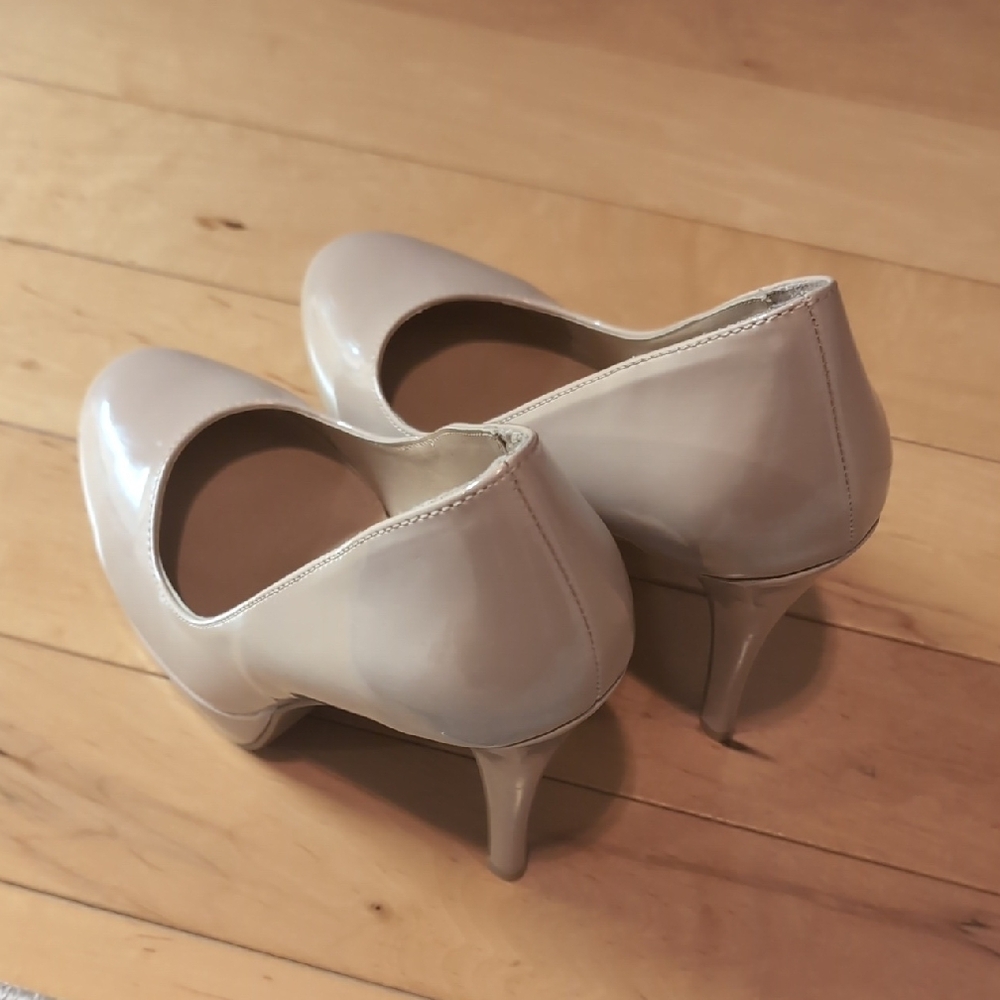Women's Nude Heels - Picture 5 of 7